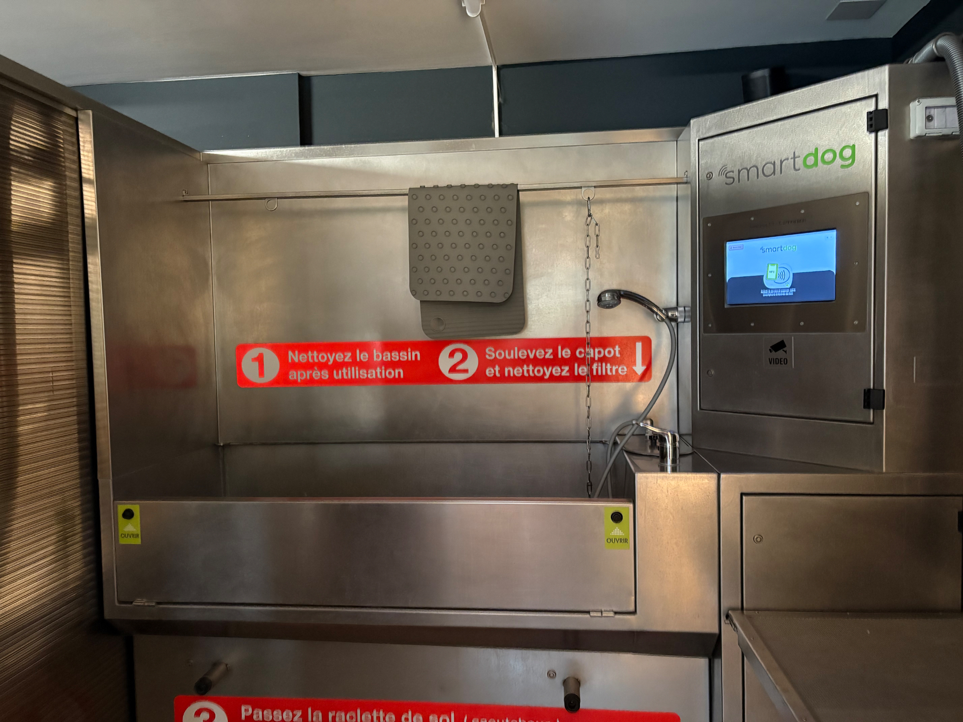 Intérieur d'un box de lavage chien SmartDog avec baignoire inox, douchette et écran tactile